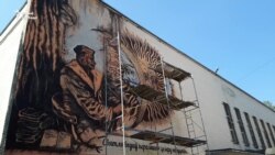 Мурал з выяваю Скарыны малююць на сьцяне Гомельскага ўнівэрсытэту