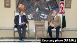 ملاقات منصور احمد خان، سفیر پاکستان (چپ) با داکتر عبدالله عبدالله