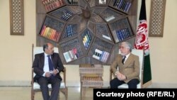د افغانستان د ملي مصالحې عالي شورا مشر عبدالله عبدالله او کابل کې د پاکستان سفیر لیدنه