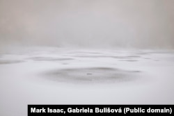 Фрагменты тонкого льда на поверхности Байкала зимой