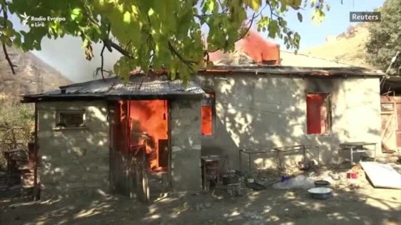 Armenët u vunë zjarrin shtëpive përpara se t'ia dorëzonin fshatin Azerbajxhanit