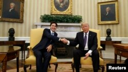 Премьер-министр Канады Джастин Трюдо (слева) и президент США Дональд Трамп во время встречи в Белом доме