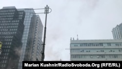 Протестувальники запалили димові шашки під будівлею суду, Київ, 30 жовтня 2020 року