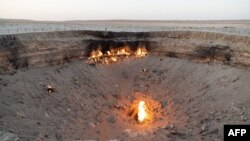 2025-ci ilin iyununda çəkilmiş fotoda "Darvaza" kraterinin içərisində alovlar.