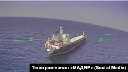 Скриншот з відео СБС ЗСУ, на якому зафіксована атака дрона на російське судно в акваторії Чорного моря, 17 липня 2026 року