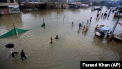 Pakistanyň Karaçi şäherinde tebigy hadysa sebäpli azyndan 20 töweregi adam öldi. 11-nji awgust, 2019 ý.
