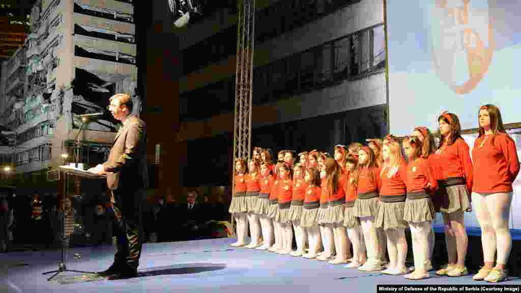 Alexander Vucić miniszterelnökként 2015 áprilisában beszédet tartott a bombázásokra emlékező eseményen a vezérkari épület előtt. A (jelenlegi) szerb elnök akkor a következőket mondta: „Ez a sikeres, jól szervezett és tisztességes ország a mi győzelmünk. Minden épület, amit felhúzunk, minden út, amit építünk, minden gyár, amit építünk, a mi győzelmünk”