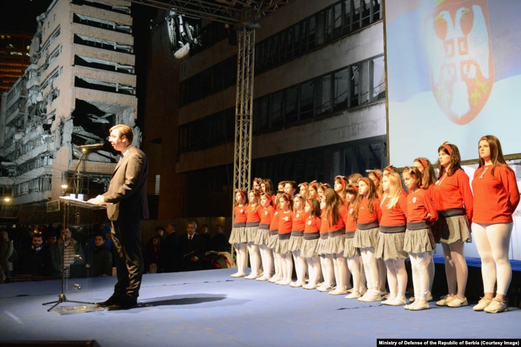 Aleksandar Vuçiq, i cili ishte kryeministër atë kohë, duke folur në një ceremoni përkujtimore për të shënuar fushatën bombarduese të NATO-s ndaj Jugosllavisë, para ndërtesës së bombarduar të Shtabit të Përgjithshëm, prill 2015. Përgjatë ngjarjes, Vuçiq, aktualisht president i Serbisë, i ka thënë turmës: "Një shtet i suksesshëm dhe i mirëorganizuar është fitorja jonë. Çdo ndërtesë që ndërtojmë, çdo rrugë që ndërtojmë, çdo fabrikë që ndërtojmë është fitorja jonë.”