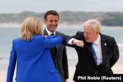 Premierul britanic Boris Johnson îi salută pe președintele francez Emmanuel Macron și soția acestuia Brigitte Macron