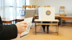 Një person me fletëvotim në dorë duke shkuar për ta hedhur votën e vet në kutinë e votimit në zgjedhjet e parakohshme të 28 dhjetorit 2025.