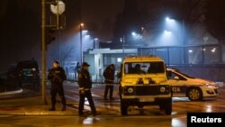 Паліцыя ахоўвае ўваход у будынак амбасады ЗША ў Падгорыцы, Чарнагорыя, 22 лютага 2018 году. фота REUTERS