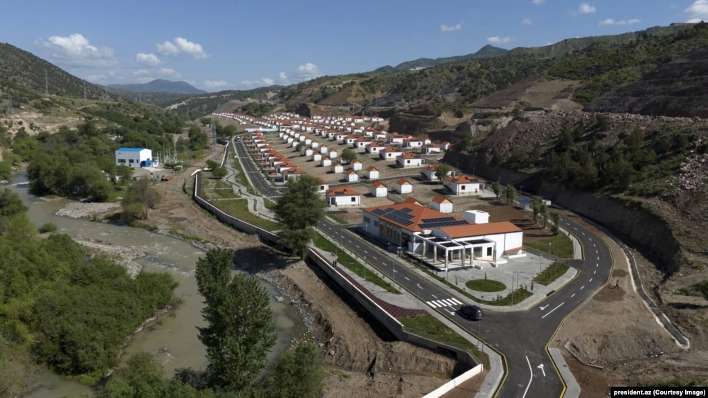 Një fshat i sapondërtuar në rajonin e Laçinit në Azerbajxhan, i fotografuar në maj të vitit 2025.