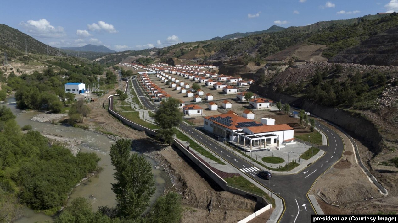 Një fshat i sapondërtuar në rajonin e Laçinit në Azerbajxhan, i fotografuar në maj të vitit 2025.