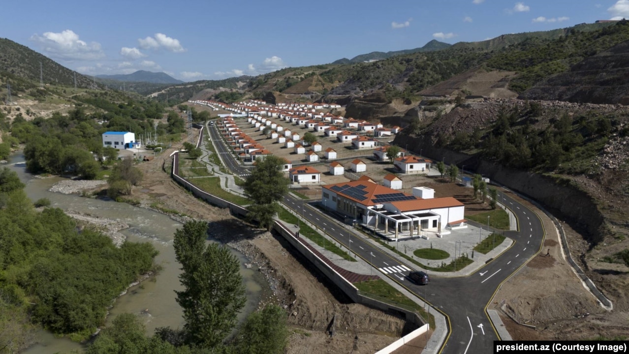 Një fshat i sapondërtuar në rajonin e Laçinit në Azerbajxhan, i fotografuar në maj të vitit 2025.