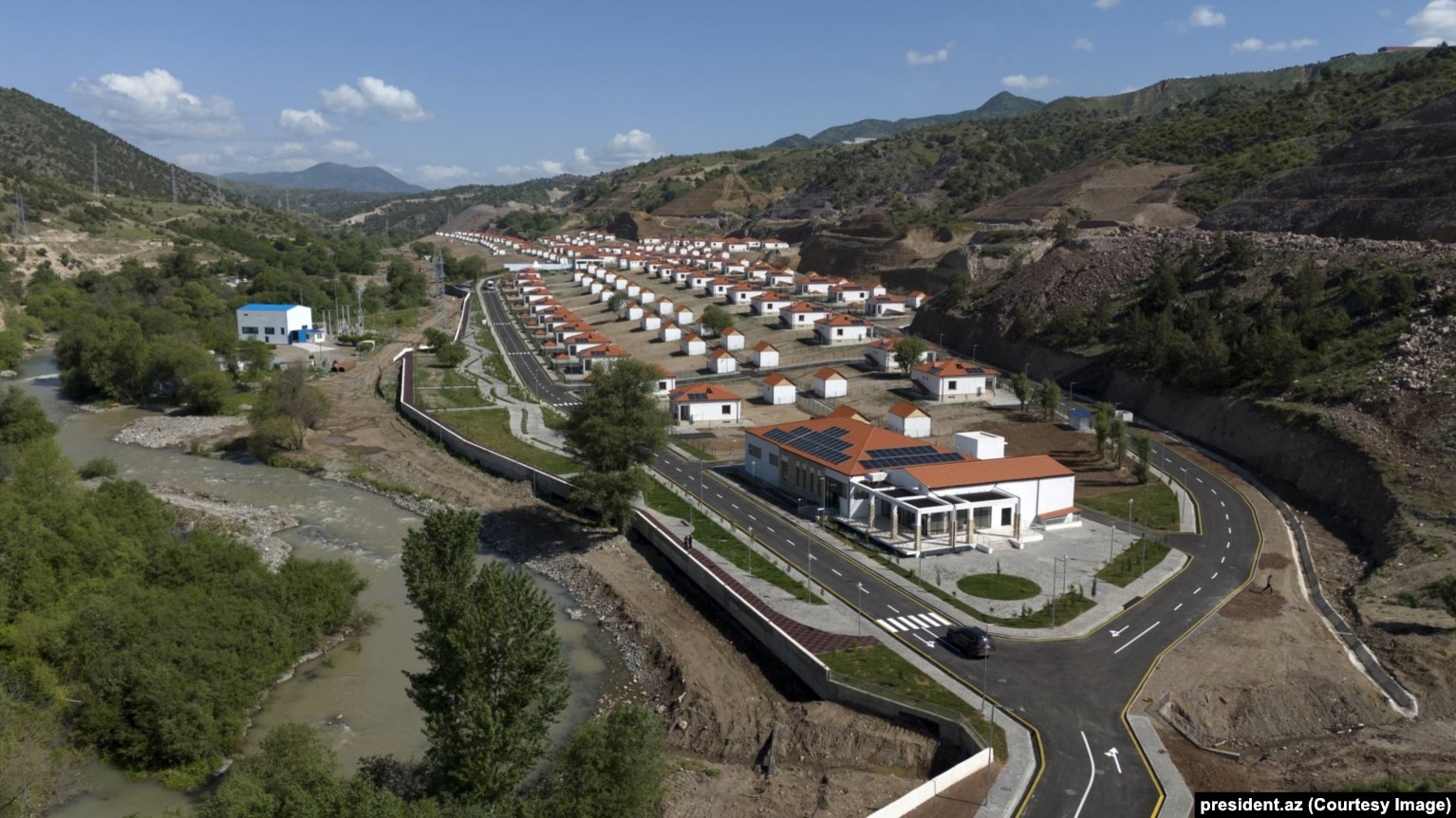 Një fshat i sapondërtuar në rajonin e Laçinit në Azerbajxhan, i fotografuar në maj të vitit 2025.