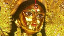 В індійській Колкаті встановили статую богині Дурґи з 50 кілограмів щирого золота – відео