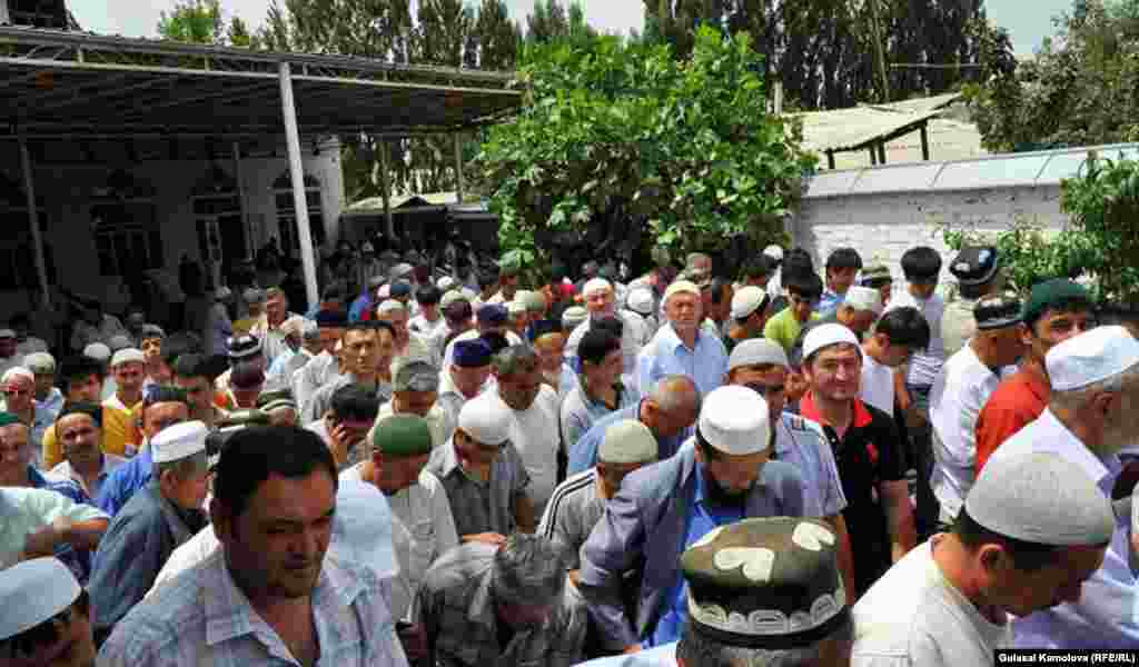 10 июн куни Жума намозидан сўнг одамлар масжиддан чиқмоқда.