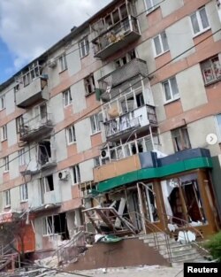 Clădire distrusă în urma unui bombardament asupra Severodonețk, 22 mai 2022. Captură obținută dintr-un video publicat pe rețelele sociale.