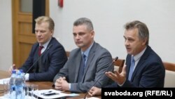 Сустаршыня БХД Віталь Рымашэўскі, старшыня руху «За Свабоду» Юрась Губарэвіч і старшыня АГП Анатоль Лябедзька 