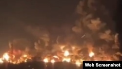 Feodosiýadaky nebit ammarynda ýangyn turdy. 13-nji oktýabr, 2025. 