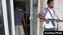 Cu cîteva zile în urmă la intrarea în Hotelul Radisson la Tripoli...