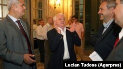 Sistemul de numiri pe filieră politică în diverse companii de stat este unul vechi în România. Unul dintre liderii politici care l-ar fi ridicat la rang de artă a fost Viorel Hrebenciuc. Acesta era numit „sforarul PSD” în perioada în care se afla printre conducătorii partidului. 