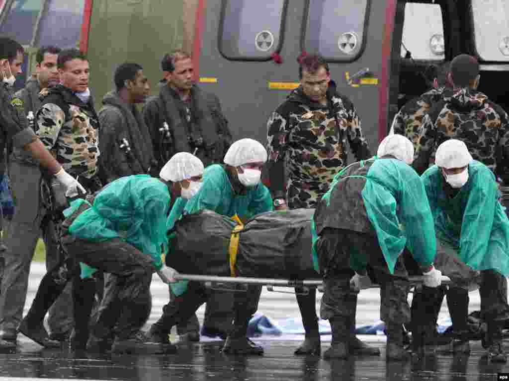 6 qershor '09 - Forcat ajrore të Brazilit kanë gjetur kufomat e para dhe mbetjet nga aeroplani Air France, i cili është rrëzuar në Atlantik. Të gjithë 228 njerëzit në bord besohet se kanë vdekur.