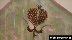 На первом полотне – «цветкосущество». Вместо цветка – гранат в форме сердца, плода