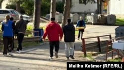 U migrantskom kampu Blažuj kod Sarajeva reporterka RSE razgovarala je sa dvojicom kineskih državljana, Blažuj, 30. oktobar 2025.