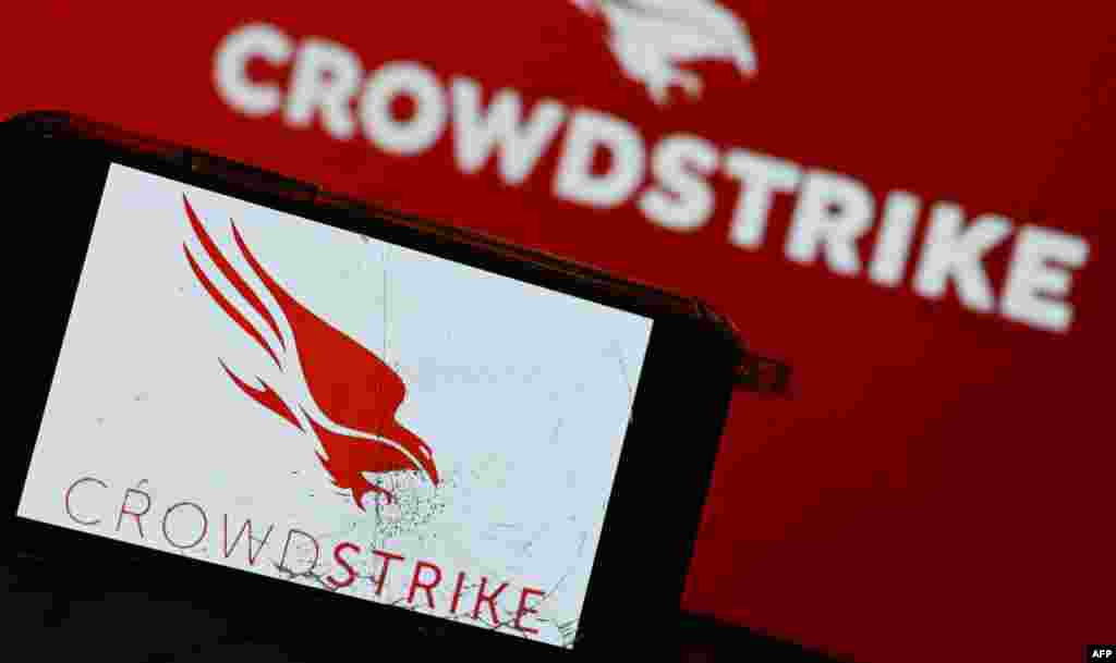 Logo-ul companiei de tehnologie de securitate cibernetică &bdquo;CrowdStrike&rdquo; . Specialiștii spun că, cel mai probabil, o actualizare a CrowdStrike pentru sistemele Microsoft Windows a produs blocajul informatic.