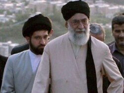 Великий аятолла Али Хаменеи с сыном Моджтабой, дата съемки неизвестна