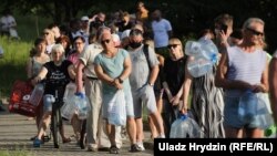 Менчукі ў чарзе па пітную ваду, 24 чэрвеня 