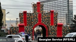 ეს საახალწლო თაღი 80 000 ლარი დაჯდა.