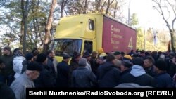 Учасники акції біля вантажівки з аудіоапаратурою, 22 жовтня 2017 року 