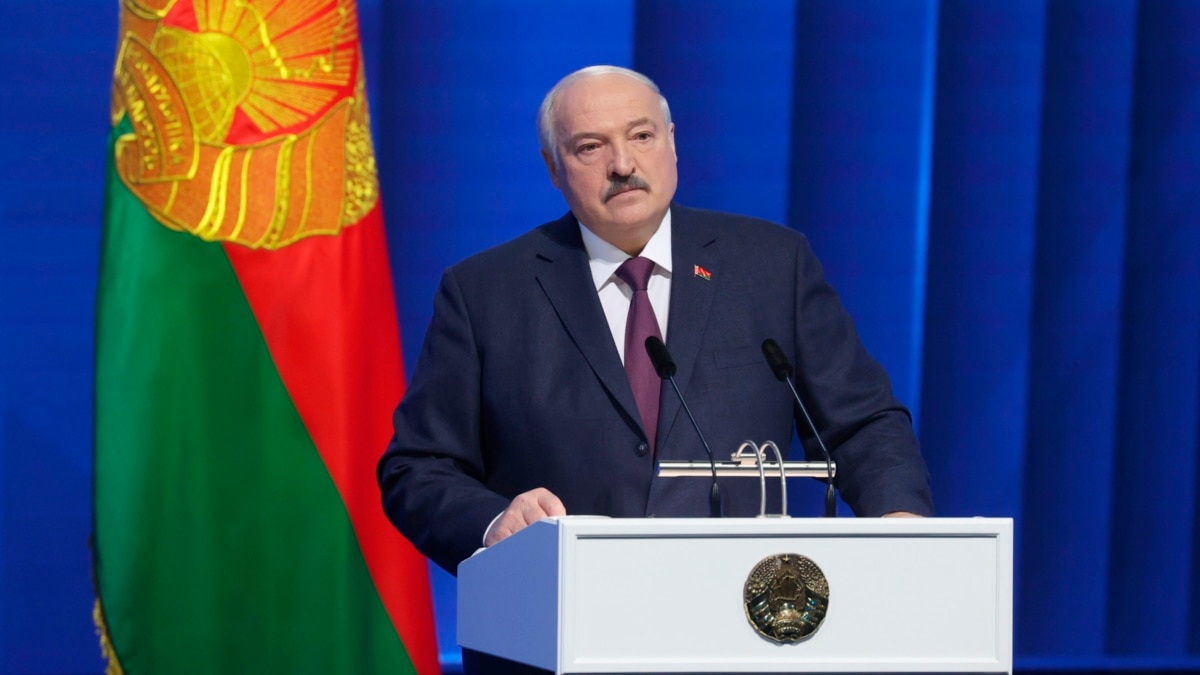 хоче показати суверенність Білорусі попри фактичну її окупацію військами РФ