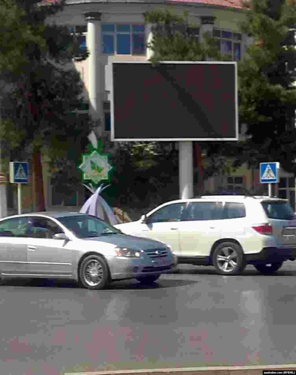 Ak mermerli Aşgabadyň ak reňkli awtoulaglary.&nbsp;