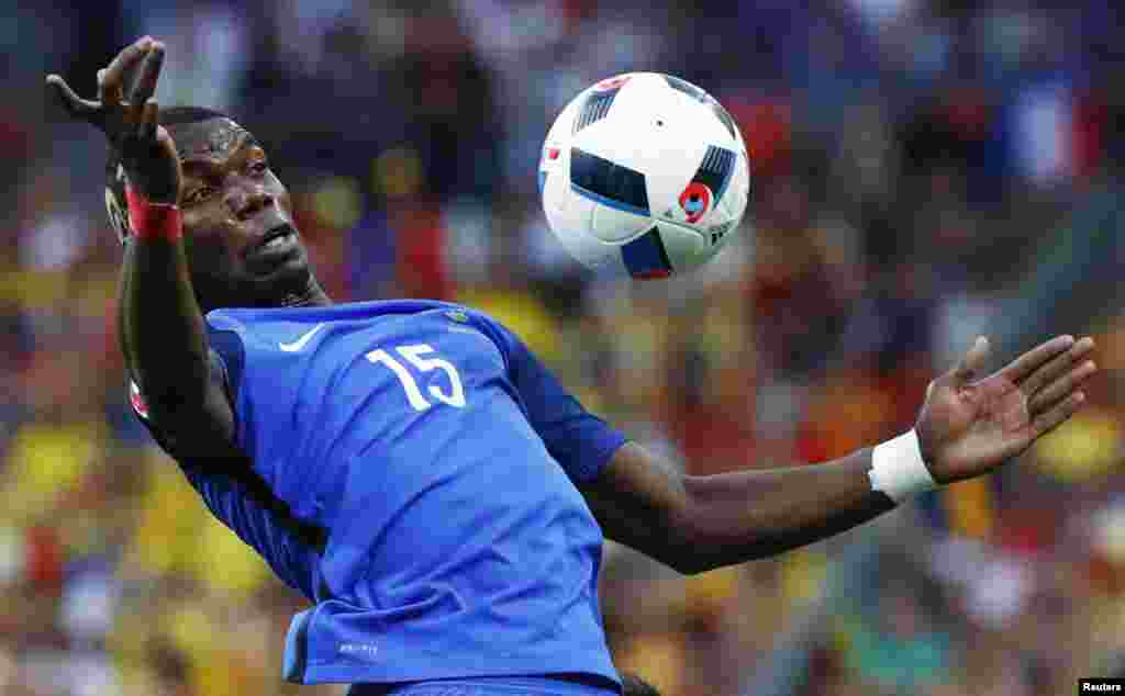 Paul Pogba în acțiune (REUTERS/Christian Hartmann Livepic).