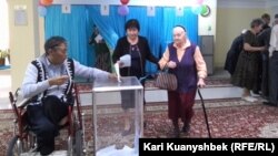 Алматы шаарындагы шайлоо участкаларынын бири.  26-апрель, 2015-жыл. 