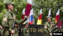 В последнее время оборонное ведомство Южной Осетии будоражат слухи о предстоящей ликвидации вооруженных сил республики и переподчинении местных военных Минобороны России