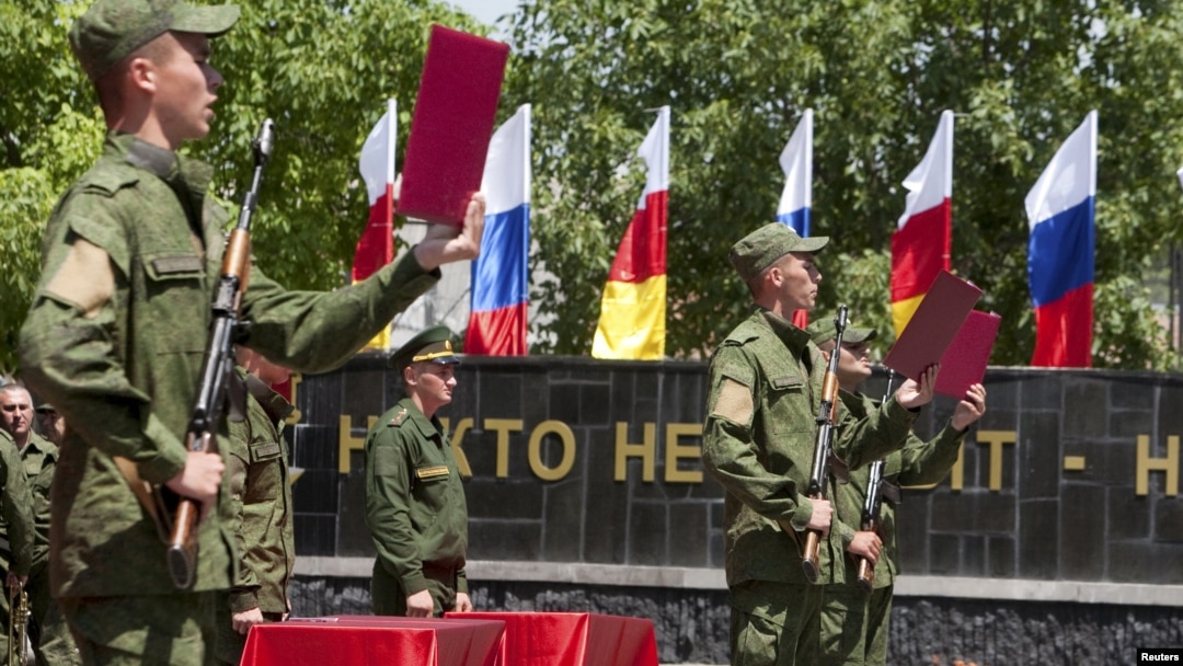 В договоре прописано, что части ВС переходят в подчинение российских военных ведомств. В некоторых политических кругах пытаются манипулировать общественным сознанием, создавая из этой темы предмет закулисного торга