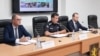 Procurorul-șef al PCCOCS, Victor Furtună, șeful Inspectoratului General al Poliției, Viorel Cernăuțeanu, și directorul Serviciului de Informații și Securitate, Alexandru Musteața, susțin un briefing de presă despre perchezițiile efectuate luni, 22 septembrie 2025.