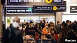 Putnici napuštaju područje za testiranje na COVID-19 na međunarodnom aerodromu Ben Gurion, 28. novembar 2021.
