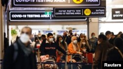 Pasagjerët në aeroportin Ben Gurion në Izrael më 28 nëntor 2021. 

