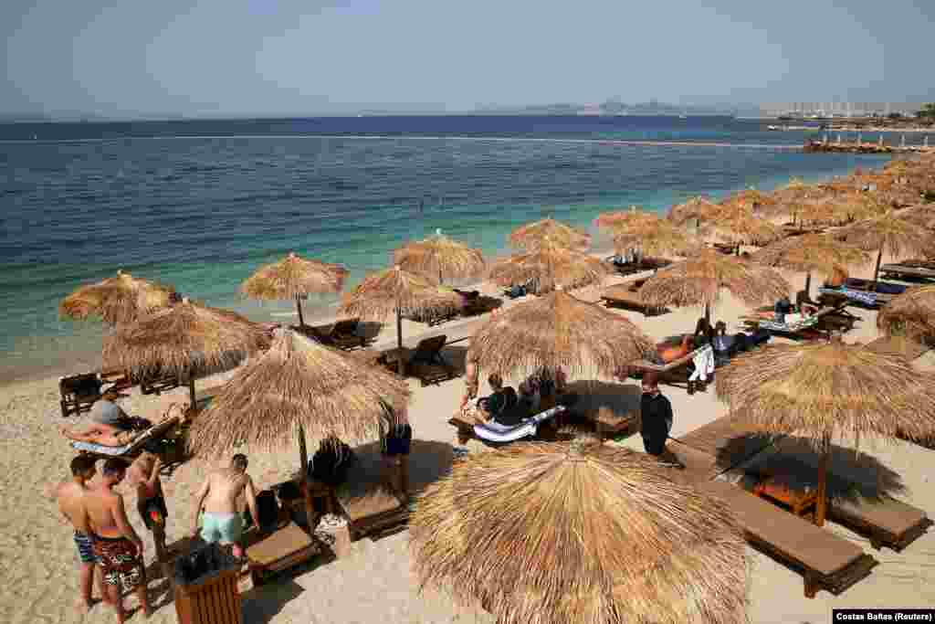 Görögországban is újra megnyíltak a strandok, egyelőre nem túl nagy kihasználtsággal.