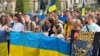 У День Незалежності України, 24 серпня, у Празі кілька сотень людей вийшли на вулиці, скандуючи гасла на підтримку України та закликаючи «почути Україну»