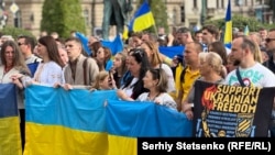 У День Незалежності України, 24 серпня, у Празі кілька сотень людей вийшли на вулиці, скандуючи гасла на підтримку України та закликаючи «почути Україну»