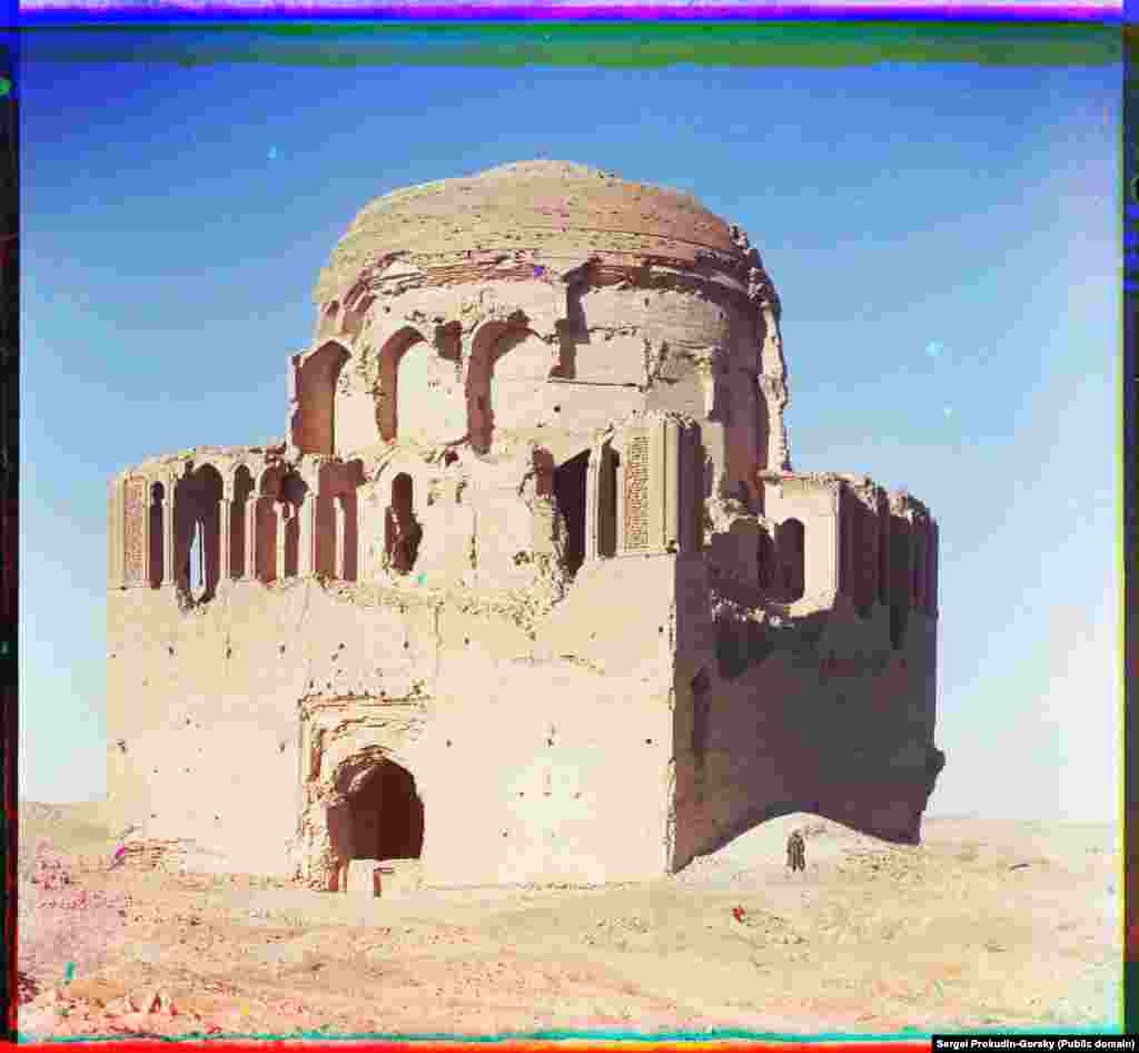 Un mausoleu fotografiat printre ruinele orașului Merv. Orașul a fost distrus în secolul al XIII-lea de călăreții mongoli, într-un atac violent în care se crede că au murit sute de mii de oameni. La începutul anilor 1800, orașul devastat a fost complet abandonat. &nbsp;