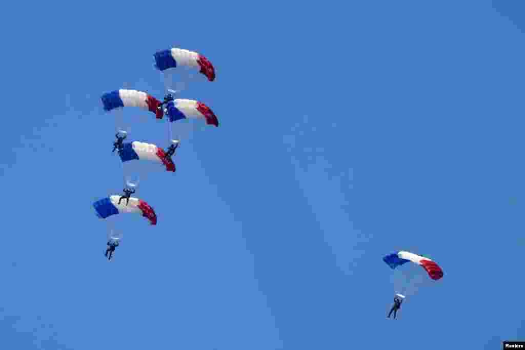 Ziua Bastiliei este de obicei încărcată de emoții pentru mulți francezi. Pe 14 iulie 2026, tricolorul este fluturat și mai energic, întrucât seara se joacă peste Ocean, la Cupa Mondială la Fotbal, o semifinală de vis între Les Bleus și La Roja (Franța și Spania).