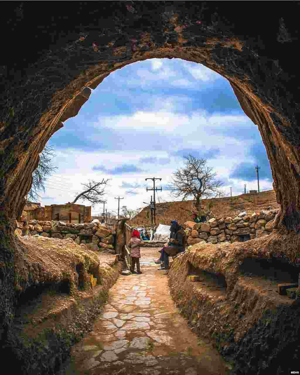 میمند؛ این روستای زیبا با خانه&zwnj;های کنده&zwnj;شده در دل کوه، در کرمان واقع است. &laquo;چشم&zwnj;انداز فرهنگی میمند شهربابک&raquo; در سال ۲۰۱۵ به فهرست یونسکو افزوده شد و ۱۹مین مکان تاریخی ایران در این فهرست بود.