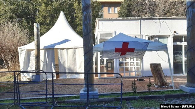 Šator ispred zgrade Vlade HNK